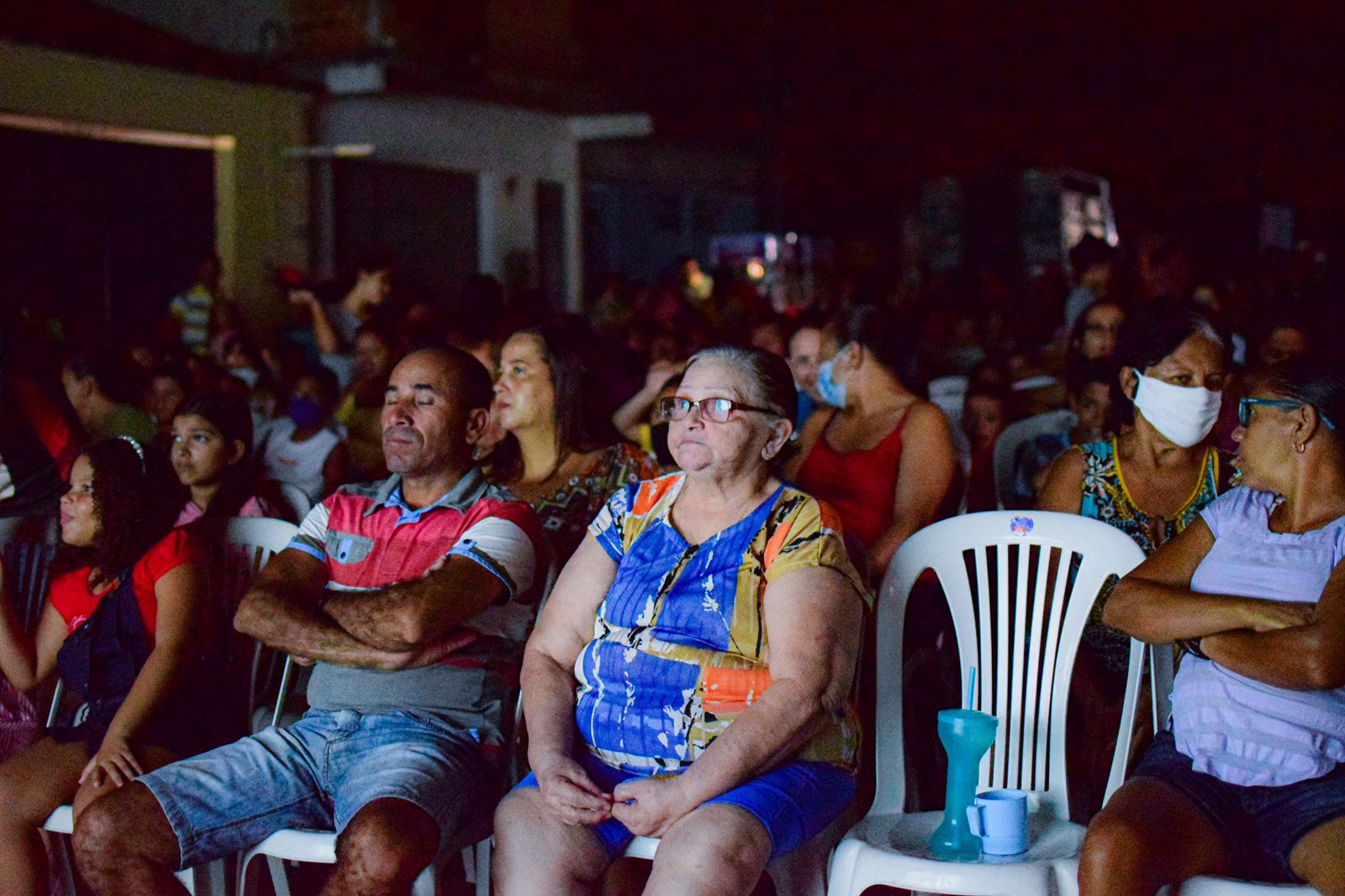 Pessoas assistindo